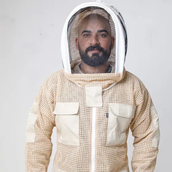 Three-layer ventilated beekeeping suit with built-in veil